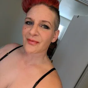 betty_bombs, 46yo cam performer